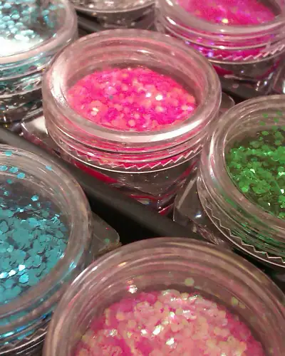 Potes de glitter coloridos