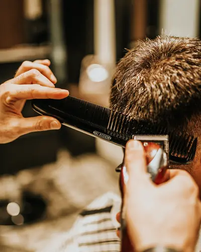 Acabamento do corte com pente e máquina